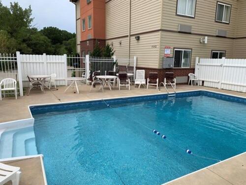 Holiday Inn Express - Wichita North - Park City By Ihg エクステリア 写真
